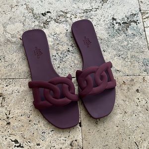 Hermes style rubber slides